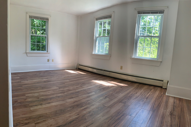 Bedroom 1 - 2 BR apartment, on bus route, yard, 2 car parking, 2 miles from UMass