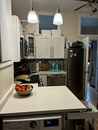 Kitchen - Room with queen bed and lots of storage, 5 min walk from campus and orange/green lines Apartments