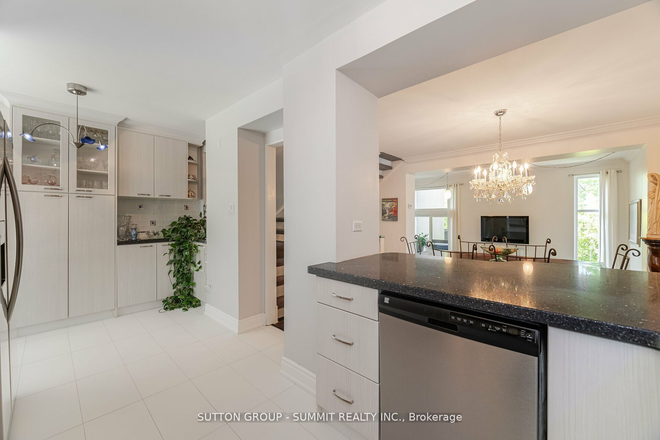 Kitchen - Furnished 4-Bedroom 4-Bath Townhome, Ravine View, Steps to Streetsville GO, Near UTM by Transit