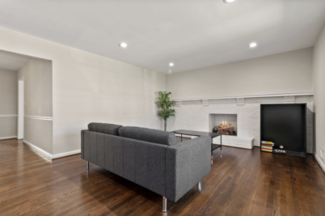 Living room - 3519 Duke St (College Park, MD) Apartments