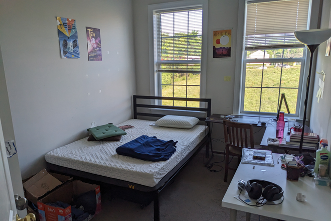 Bedroom - 1 of 5 bedrooms available in a townhouse