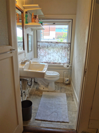 Bath - Share sweet furnished 2 bedrm apt. 4 Minute walk to UC & Hosp.. All Uts-Wifi- included