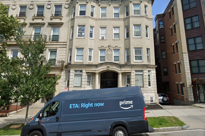 visit hubrealtyproperties.com - Handy 1 bedroom split in West Fenway near Longwood Medical Area Apartments
