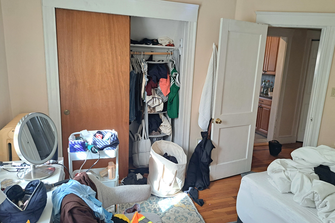 ... - 4 BED 3 PARKING SPACES WITH BRAND NEW BATHROOM Apartments