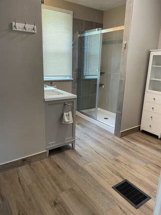 - - //// Remodeled 5 bedroom House  Steps from campus!