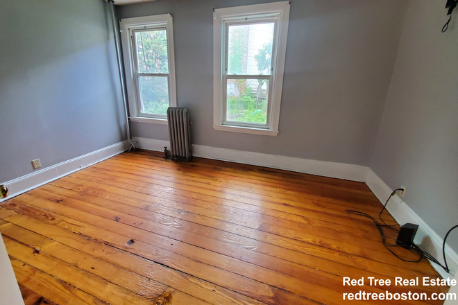 ... - CHARACTER 4 BED WITH HARDWOOD FLOORS Triplex