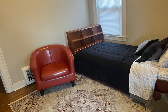 Second bedroom with twin bed with trundle storage and closet - Spacious and inviting 2BR/1BA apartment in the Heart of the Highlands - Walkable to Bardstown Rd.
