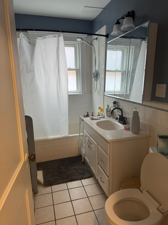 Bathroom 1 - Room for sublet in 21 Greycliff - single or shared Duplex