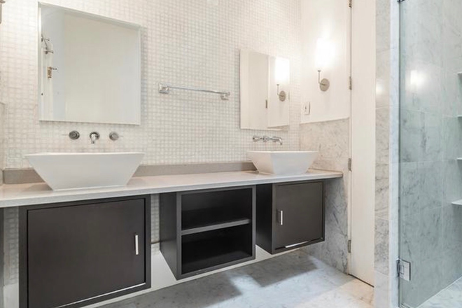 Master Bathroom - 3 story home close to campus, 3 bed / 3 bath, garage, updated kitchen & bathrooms, sleeps 3-4