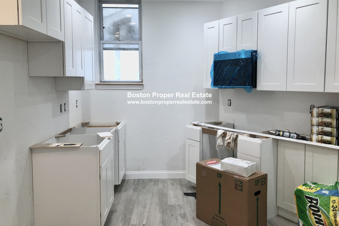 a - 4 bedrooms, ALL RENOVATED, NO FEE Condo