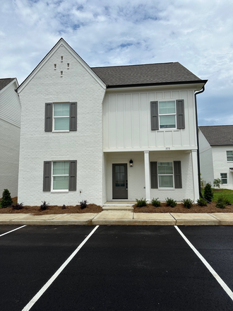 Front exterior - Meadow Crest Circle Townhouse, Close to Ole Miss campus, Each bedroom has ensuite bathroom