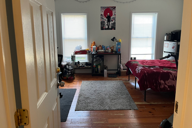 Extra large bedroom with room for study area - Great Place!!! Apartments