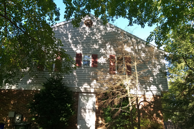 Main entrance - 5 Bedroom House or by room: Great Neighborhood, Great House, Convenient Location