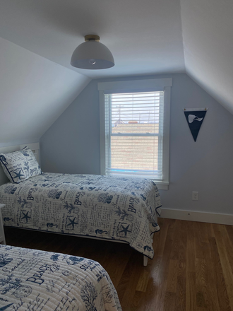 Upstairs Loft (two twin beds) - Cozy beach cottage for two (Spring semester only-across the street from the beach!) Duplex