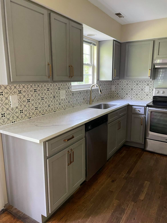 Renovated kitchen - 5 Bedroom House with Den/Office, 1 Block to Metro and Shuttle, Fall UMD Student Housing