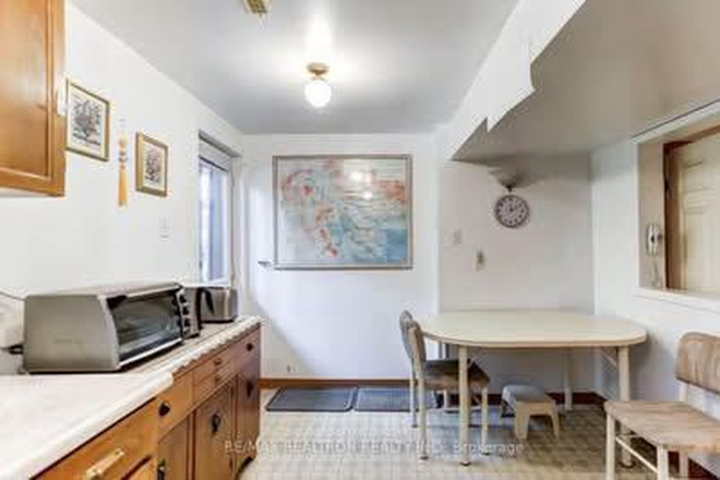 Breakfast space in kitchen - 1 Furnished Bedroom (all utilities included) for FEMALE students; 10 minute walk from UTSC campus