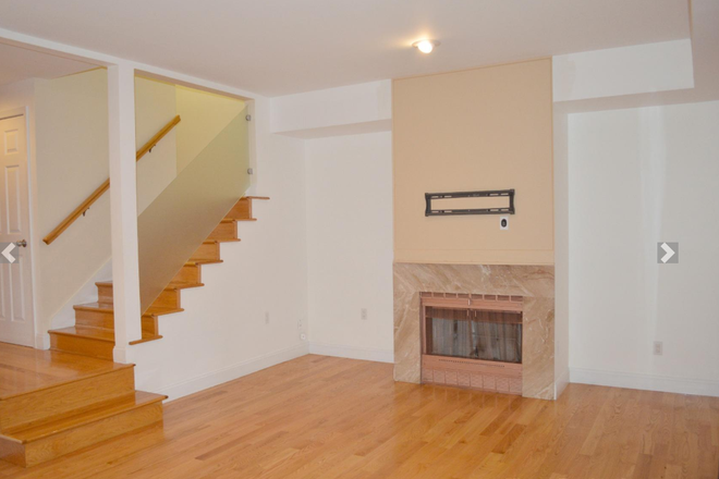 Living Room - Large townhouse with 4 bedrooms including huge 3rd floor loft!
