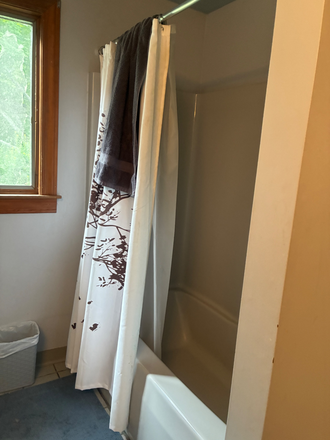 Bathtub - Quiet Hadley Home Near UMass & the Five Colleges – Ideal for Graduate Students & Professionals