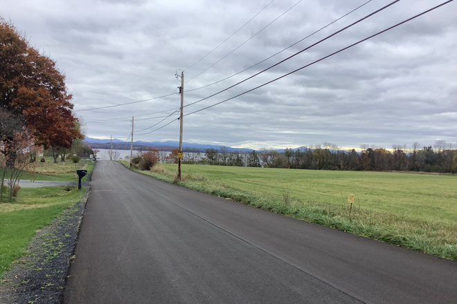 Views of Lake Champlain and Mt Mansfield - Quiet bedroom for rent 25 minutes from UVM, Burlington House