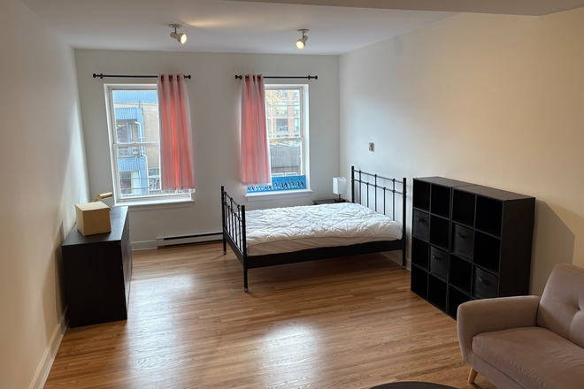 Sunny Studio Bedroom with Hardwood Floors - Bright & Modern Furnished Studio Apt in Great Neighbourhood