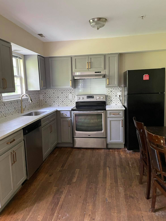Renovated kitchen - 5 Bedroom House with Den/Office, 1 Block to Metro and Shuttle, Fall UMD Student Housing