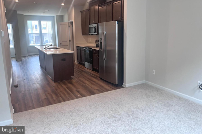 Kitchen - Mem's Lounge Plaza - New Gorgeous Townhouse (Option to rent 3 rooms and Individual Rooms) 1mile