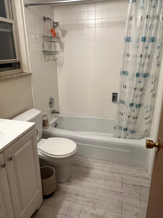 bathroom - 2 rooms in Large home in Frasier Meadows