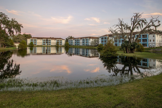 Lake View - The Enclave 2/2 Summer Lease