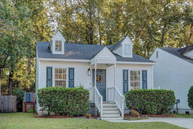 Front view 1 - WALK TO UNCW: Quiet 3BR/2BA Home. $50/mo Discount for All UNCW Employees & Graduate Students!