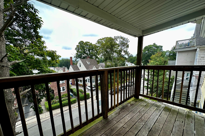 ... - SPACIOUS 4 BED WITH DECKS Apartments