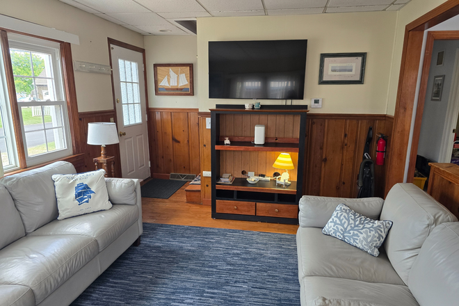 Living Room - Available for a group of 4! 4 Bedroom home in Narragansett!