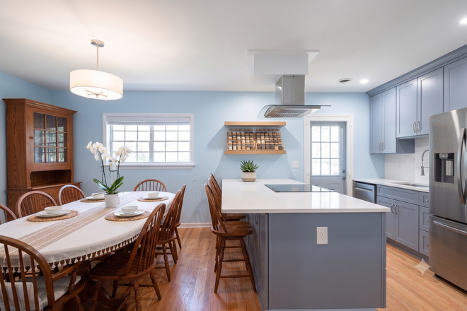 Kitchen Island & Dining Room - Rutledge Ave 3 Bed Townhouse - Short Walk to Campus!