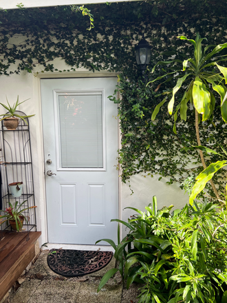 entrance - Independent cottage/ studio fully furnished short walk to UM