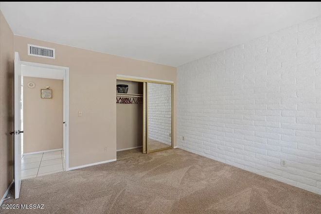 available bedroom - Looking for female roommate, bedroom available with full bath!