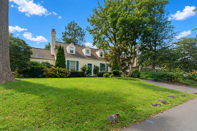 Front of house - Beautiful Large Studio in Bethesda Apartments