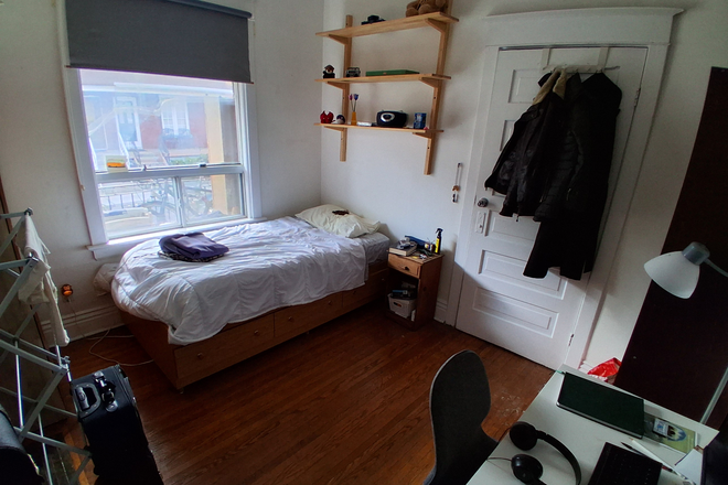 bedroom - Sunny Room in Comfy, Clean, Family Home. 1 Dog Optional Meal Plan. Quiet & Safe. 24hr Transit Close