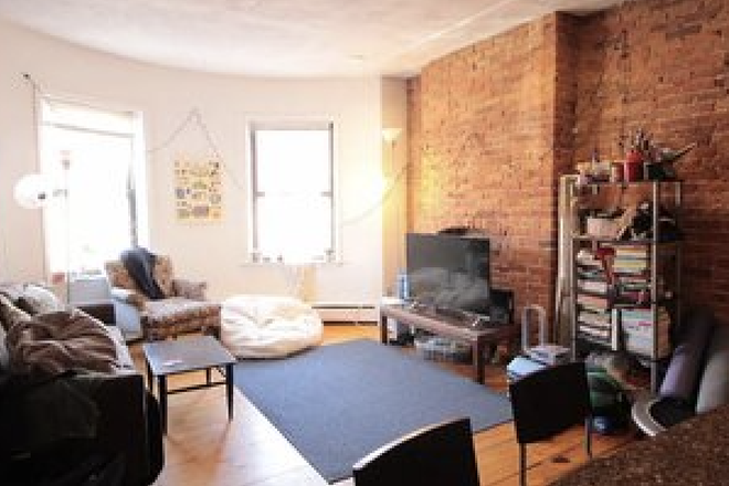 living - LOCATION!! GREAT 4 BED WITH HEAT/HOT WATER INCLUDED, NO BROKER FEE, AVAIL 9/1/26! Apartments