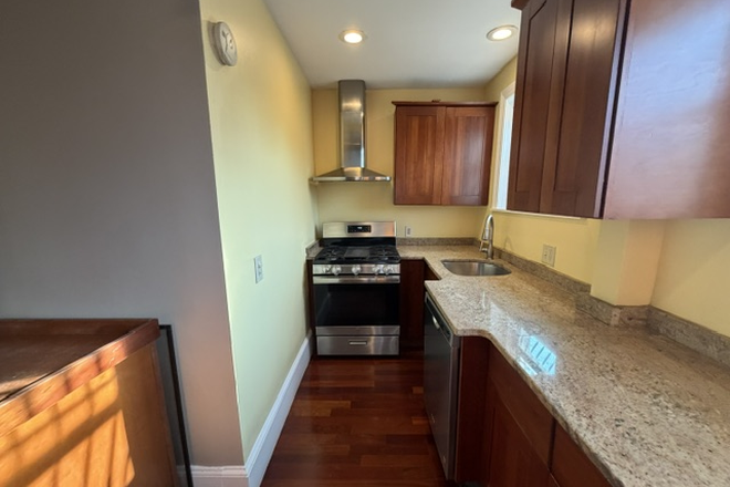 Call NOW for showings! 617-236-8600 - WASHINGTON ST - *NO FEE* 3-4BR FLEX LAYOUT NEAR JACKSON SQ ORANGE LINE *AVAIL NOW* W/ LNDRY, 2 PRKNG