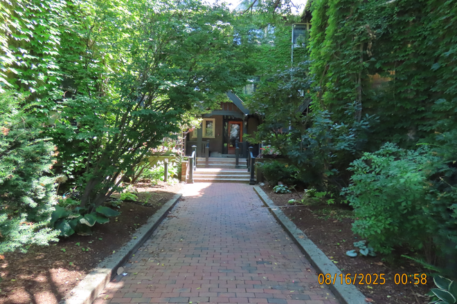 Court Entry - 3 BR, 2 BA Furnished Condo in Harvard Square with all utilities included!