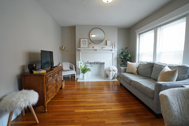 1 - SEPT 2025-Gorgeous Brighton 2 bed, H/HW inc. Easy MBTA!
