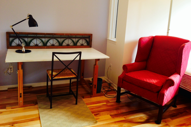 LARGE BEDROOM DESK - *WALK UofT ENTIRE 2ND FL FURNISHED BEDROOMS ALL INCLUSIVE HOME FURNITURE APPLIANCES SUPPLIES GYM