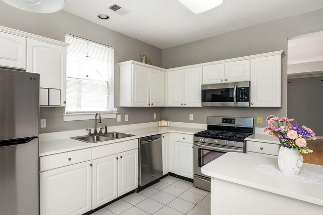 Kitchen - Beautiful single family home close to campus within great community and amenities