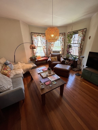 . - Wonderful 3 Bed / 1 Bath w/ Parking!! Next to campus! Available 7/1/25!! Apartments