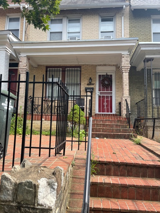 Outside Street View - Shaw Area Room Rental in Townhouse - Immediate Occupancy *CLOSE TO CAMPUS & ALL UTILITIES INCLUDED*