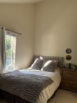 bedroom bed - Housing on the Hill