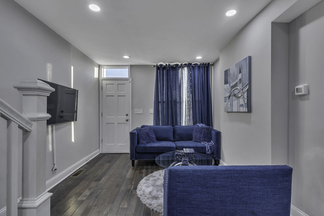 Living room - 2/2.5 Just Renovated close to Johns Hopkins Hospital Townhome