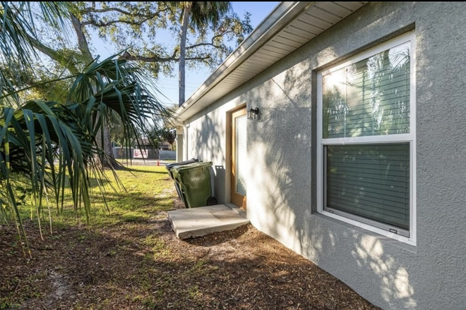 Side door showing front - East Tampa Home/Rooms near USF campus