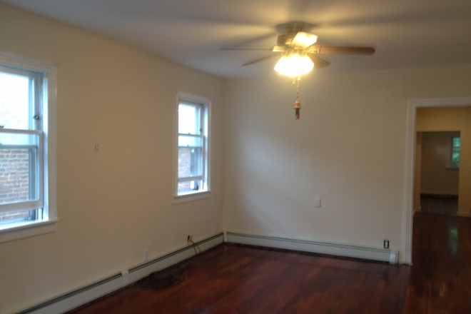 Front Room facing West - 1 bdrm,on bus stop,quick walk to Harvard,Porter,Alewife Included:Heat,Washer/Dryer,Hot&Cold Water Triplex