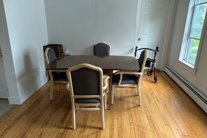dining area - Apartment close to campus, 2 housemates needed (preferably students, no cis men please)