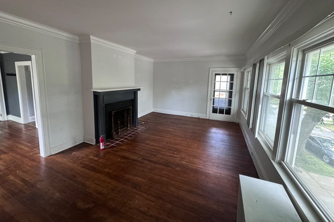 Living room (Unfurnished) - 2819 E. Derbyshire Rd. (Student Groups Only) Triplex